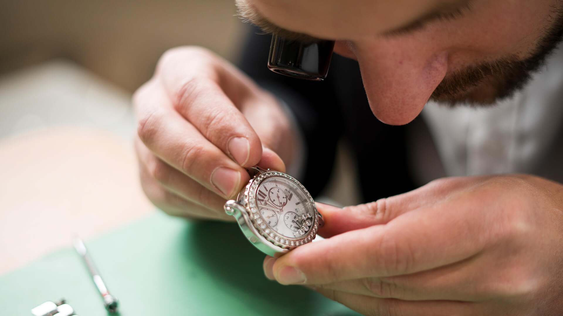 Uhrmacher Fabian Herbach kennt sein Handwerk und berät Sie gerne in unserer Filiale in Kitzingen in der Falterstraße.