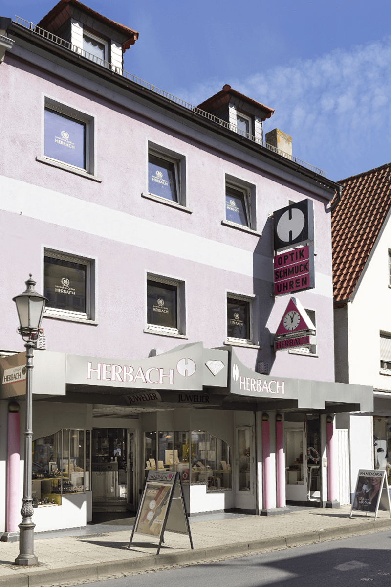 In unserem Stammhaus in der Falterstraße in Kitzingen finden Sie hochwertigen Schmuck und luxuriöse Uhren. Unser Optikfachgeschäft befindet sich direkt gegenüber.